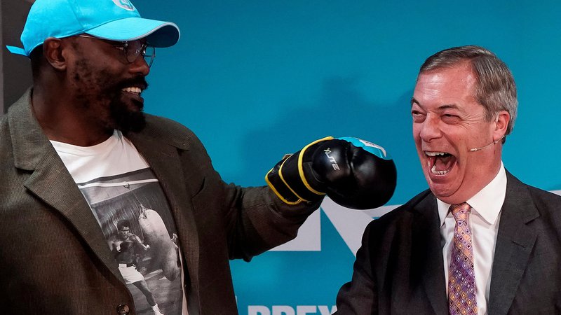 Fotografija: Farage v družbi britanskega bokserja Dereck Chisora med predvolilnim dogodkov v vzhodnem Londonu. Foto Afp