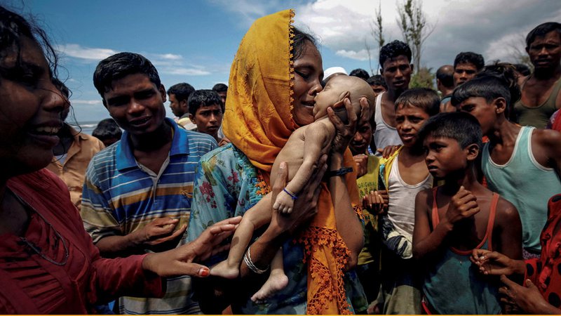 Fotografija: Reuters je dobil Pulitzerjevo nagrado za fotografijo o preganjanju Rohingov, muslimanske manjšine v Mjanmaru. Na fotografiji je mama, ki ji je med begom umrl poldrugi mesec star sin.
FOTO Reuters