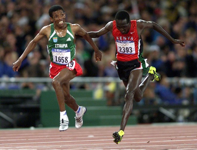 Haile Gebrselassie je v finalu olimpijskih iger leta 2000 v napetem finišu ugnal Paula Tergata in osvojil zlato na 10.000 metrov. FOTO: Reuters