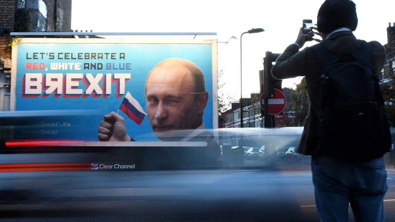 Fotografija: Očitki o ruskem vmešavanju v referendum o brexitu krožijo že več let, tudi v obliki reklamnih panojev s Putinovo podobo. Foto: Daniel Sorabji/Afp
