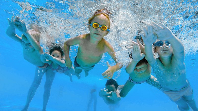 Fotografija: Učenje in vadba v bazenu pripomoreta k izboljšanju kondicije in tehnike, hkrati pa postajaš vedno bolj sproščen in sposoben samoobvladovanja. FOTO: Voranc Vogel/Delo