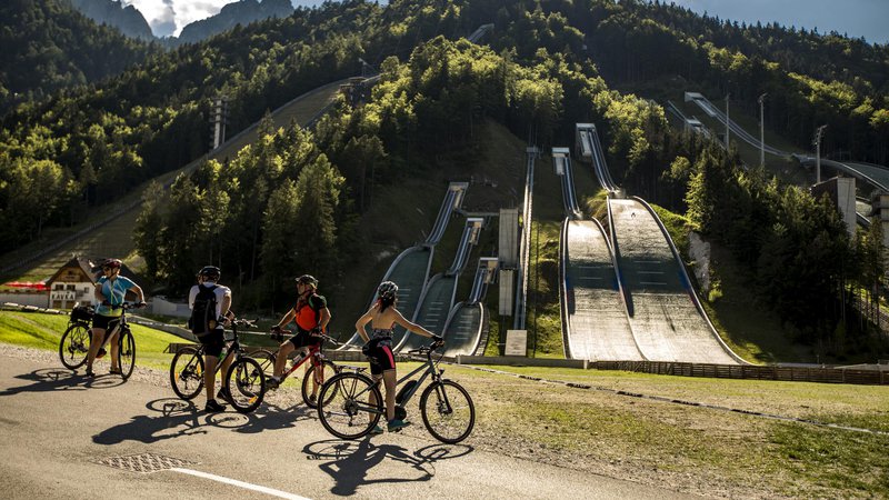 Fotografija: Zlasti v času odkrivanja Slovenije je kolo priročno prevozno sredstvo. FOTO: Voranc Vogel/Delo