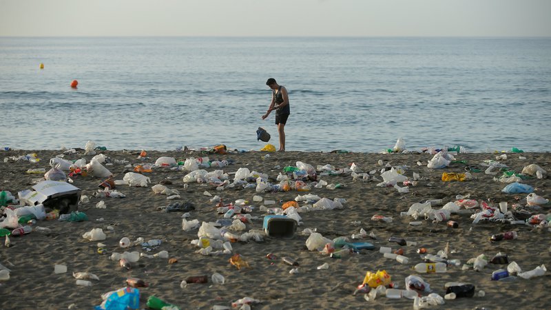 Fotografija: V Uniji naj bi davek ne nereciklirano plastiko znašal 80 centov na kilogram. V ozadju tega je tako polnjenje blagajne kot skrb za okolje. FOTO: Jon Nazca/Reuters