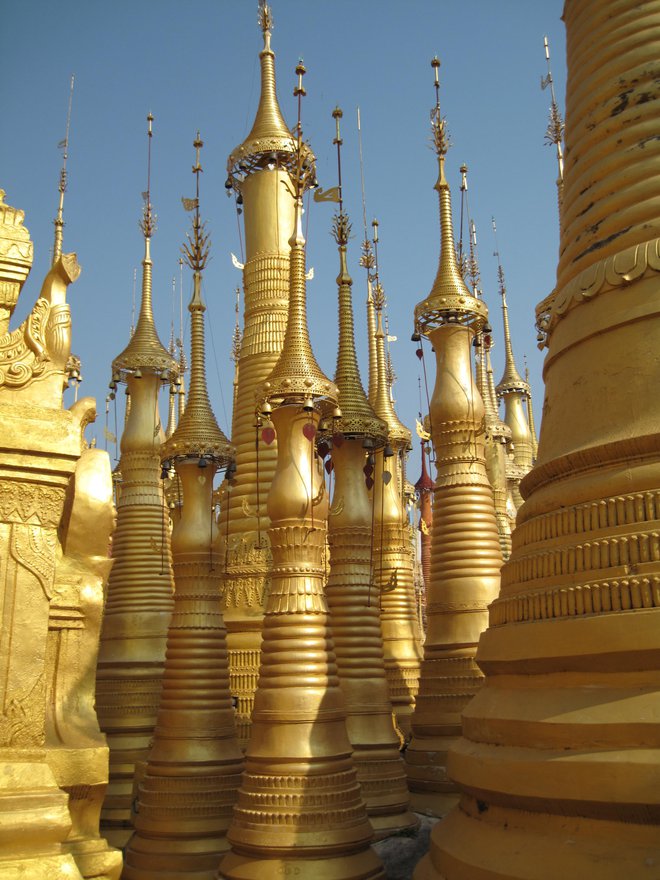 Zlati stolpi v Indeinu ustvarjajo magično simfonijo tisočerih zvončkov. FOTO: Alen Steržaj