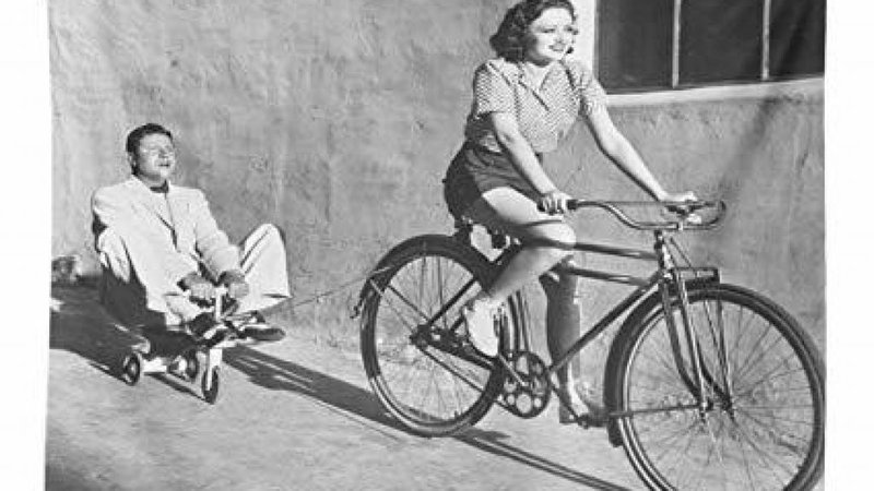 Fotografija: Gosposka ženska je torej na kolesu živa karikatura svojega spola, prava ironija ženske gracije... FOTO: Zgodovinski arhiv Celje