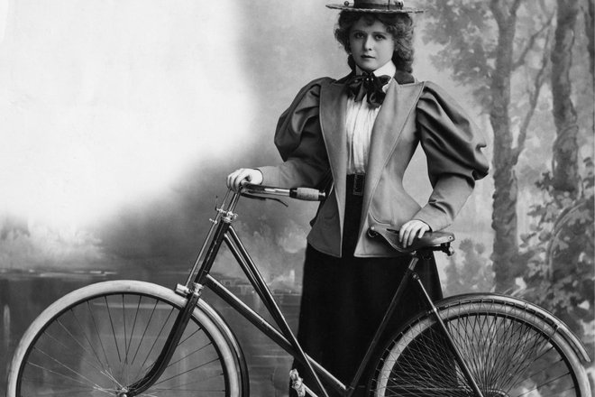 Ali naj ženske kolesarijo, s podnaslovom Kolesarke in žensko telo na prehodu iz 19. v 20. stoletje. FOTO: Arhiv Polet