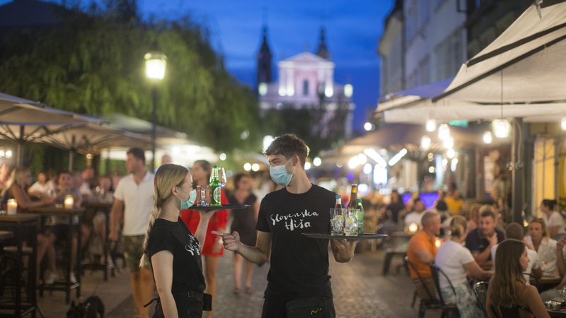 Fotografija: Gostov iz tujine je, vsaj v primerjavi z lani, le peščica, toda Ljubljana je ob večerih kljub vsemu polna ljudi, razpoloženje pa poletno. FOTO: Jure Eržen/Delo