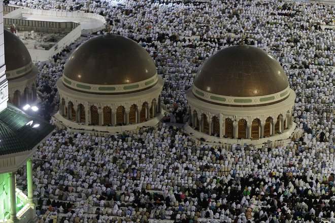Muslimani molijo ob mošeji. Leta 2014 je bila množica romarjev ogromna. FOTO: Muhammad Hamed/Reuters 