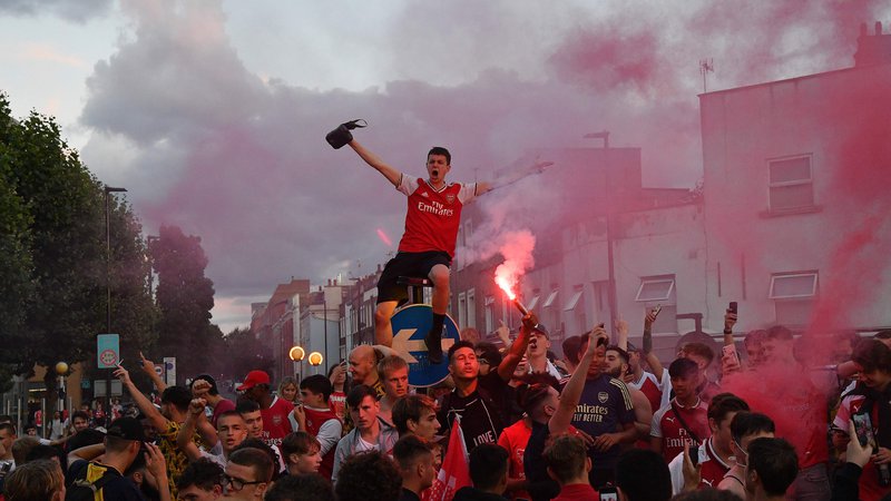Fotografija: Pred štadionom Emirates je prišlo do velikega slavja Arsenalovih navijačev. FOTO: Justin Tallis/AFP