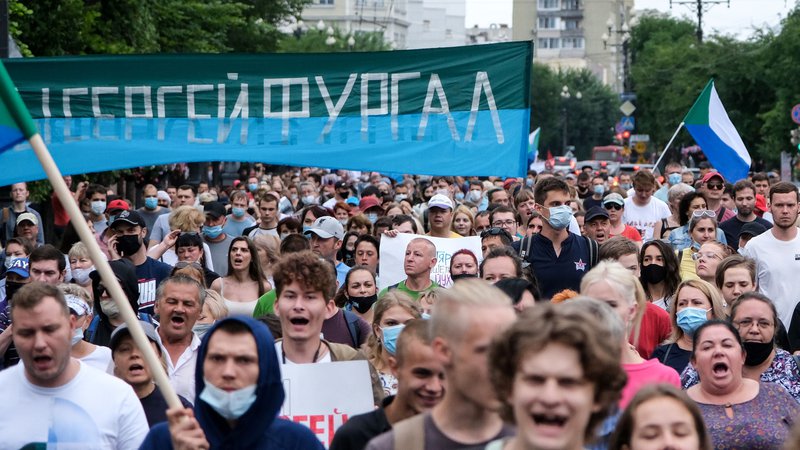 Fotografija: V soboto se je na protestih v Habarovsku in več mestih na ruskem daljnem vzhodu že četrtič zapored zbralo več deset tisoč ljudi. Foto Aleksander Janišev/AFP