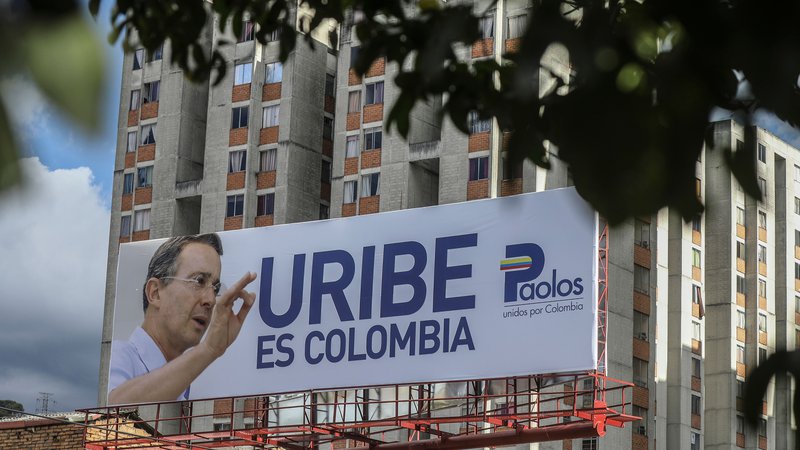 Fotografija: Álvaro Uribe velja za enega najvplivnejših politikov v Kolumbiji. FOTO: Joaquin Sarmiento/AFP