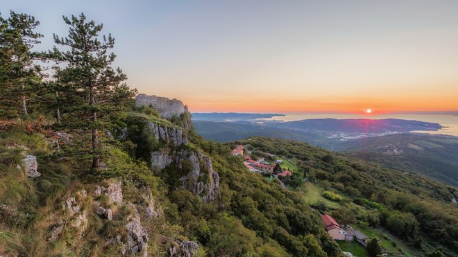 S Socerba lahko občudujemo imeniten razgled na Tržaški zaliv in velik del Istre. FOTO: Jaka Ivančič/Zavod za mladino, kulturo in turizem Koper