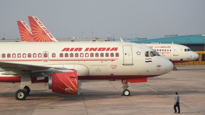 Fotografija: Letalo prevoznika Air India je danes zdrsnilo s pristajalne steze na jugu Indije. FOTO: Money Sharma/AFP