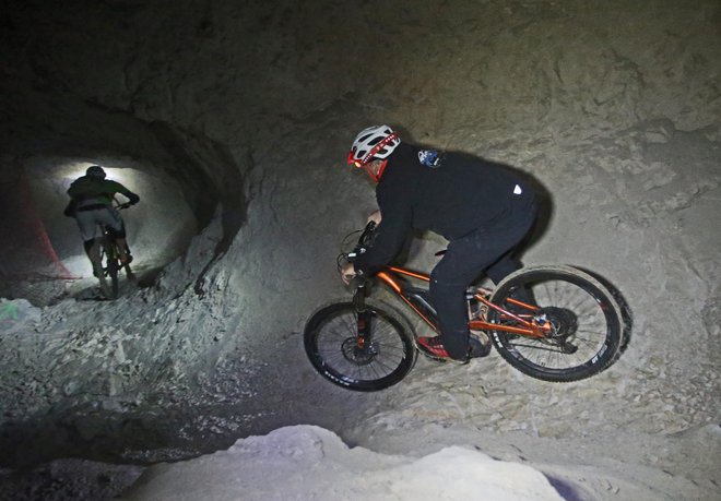 Zahtevnost adrenalinske podzemne, tehnično zahtevne proge, ki so jo poimenovali Black hole trail, je obarvana s črno. FOTO: Tadej Regent