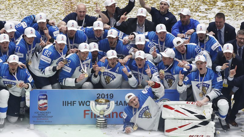 Fotografija: Na zadnjem hokejskem SP je zmagala Finska, ki je v lanskem finalu ugnala Kanado s 3:1. Letošnje prvenstvo v Švici je odpadlo zaradi pandemije koronavirusa. FOTO: Vasilij Fedosenko/Reuters