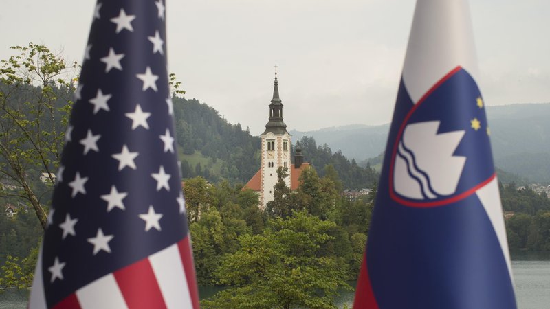 Fotografija: Slovenska in ameriška zastava z Blejskim otokom. Ameriški državni sekretar Mike Pompeo na obisku v Sloveniji. 
Foto: Jure Eržen/Delo