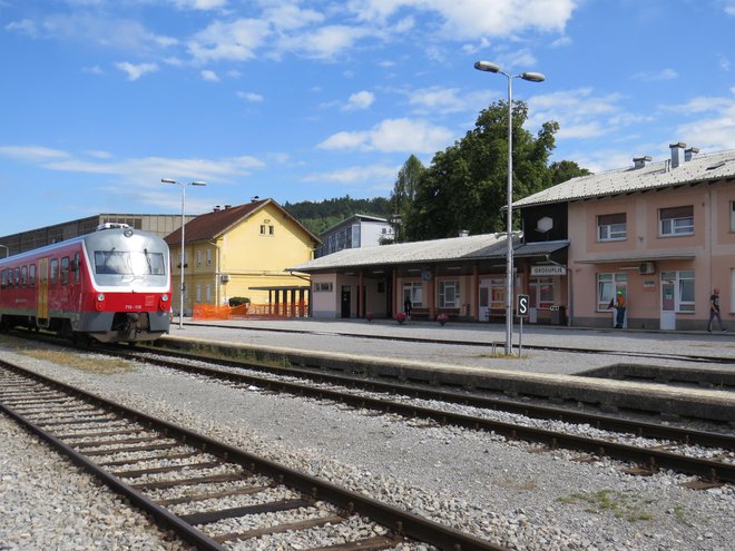 Dotrajano železniško postajo v Grosuplju nameravajo posodobiti.<br />
FOTO: Bojan Rajšek/Delo