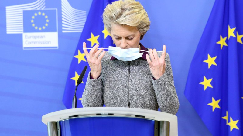Fotografija: Predsednica evropske komisije Ursula von der Leyen je kolege pozvala k spoštovanju pravil in priporočil za zajezitev širjenja covida-19. FOTO: Francois Walschaerts/AFP