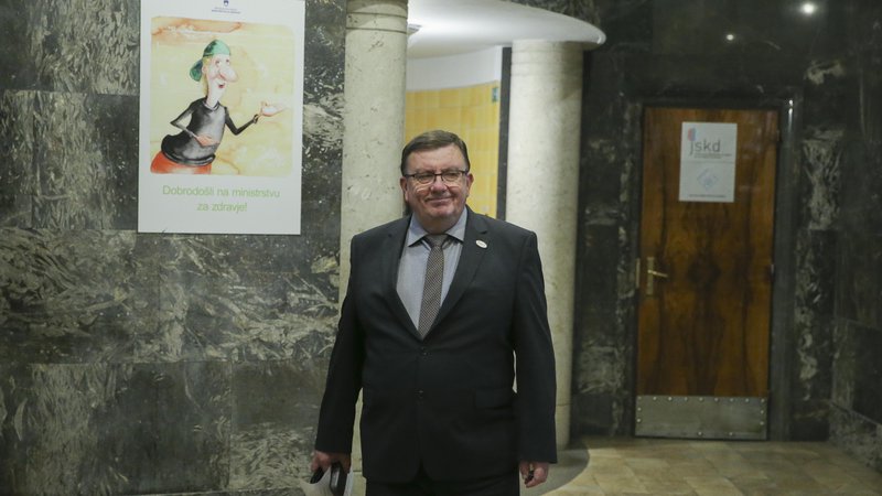 Fotografija: Minister za zdravje Samo Fakin se na novinarski konferenci 11. februarja ni počutil najbolje. FOTO: Jože Suhadolnik/Delo