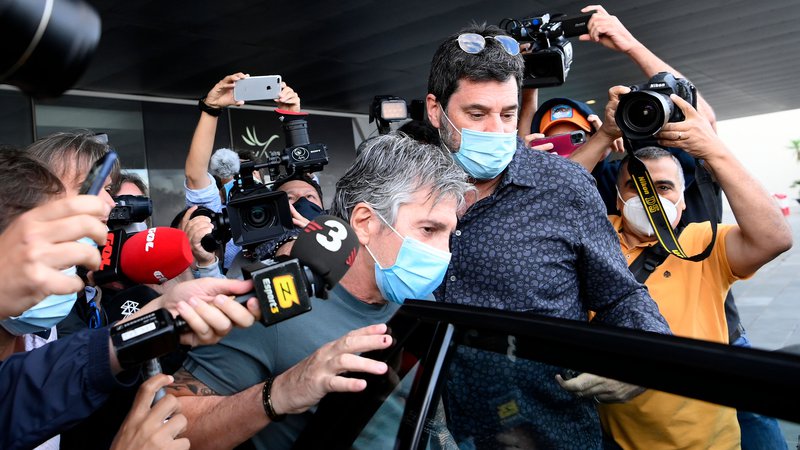 Fotografija: Jorgeja Messija v Barceloni spremlja veika množica novinarjev. FOTO: Lluis Gene/AFP