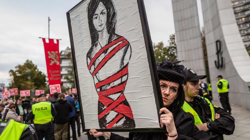 Fotografija: People attend the anti-government, pro-abortion demonstration in front of the Polish Pariament in Warsaw on September 22, 2016. / AFP PHOTO / WOJTEK RADWANSKI Foto Wojtek Radwanski Afp - International News Agency