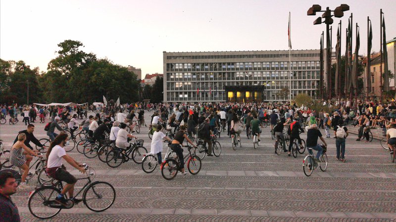 Fotografija: 20. protest v Ljubljani se je odvil po preizkušenem scenariju iz preteklosti: z vožnjo na kolesih po osrednjih ulicah in ponovno ciljem na Trgu republike. FOTO: Jože Suhadolnik/Delo