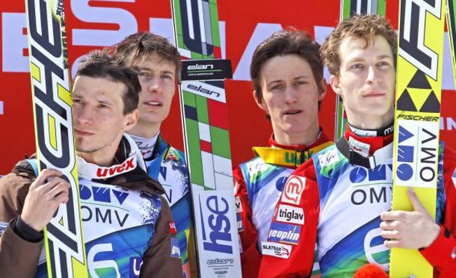 Andraž Pograjc (drugi od leve) je bil leta 2013 skupaj z Robertom Kranjcem, Petrom Prevcem in Jurijem Tepešem član zmagovite slovenske ekipe v Planici. FOTO: Matej Družnik