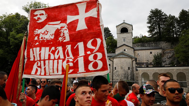 Fotografija: Protestnemu shodu »črnogorskih domoljubnih organizacij« na Cetinju, ki so proti novi večini, je včeraj sledil politični shod tudi v Podgorici. Foto: Stevo Vasiljević/Reuters