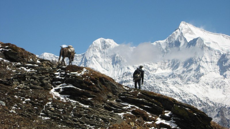 Fotografija: Proti sedlu Palgune; zadaj Pyuta hiu Čuli (7246 metrov). FOTO: Viki Grošelj