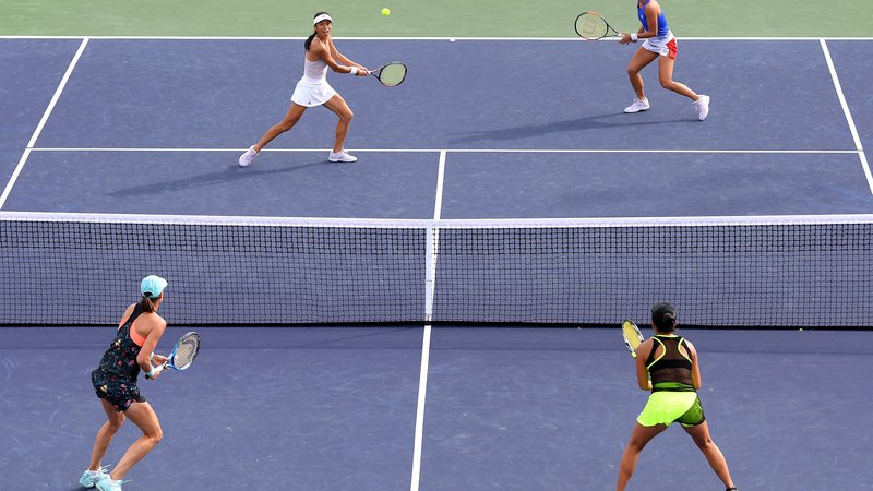 Fotografija: INDIAN WELLS, CA - MARCH 13: (L-R) Su-Wei Hsieh of Chinese Taipei plays a volley with Barbora Strycova of the Czech Republic in their match against (R-L) Vania King of the United States and Katarina Srebotnik of Slovenia during the BNP Paribas Open at the Indian Wells Tennis Garden on March 13, 2018 in Indian Wells, California. Harry How/Getty Images/AFP == FOR NEWSPAPERS, INTERNET, TELCOS & TELEVISION USE ONLY == Foto Harry How Afp