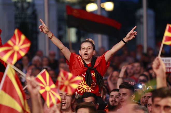  Zbrani so mahali z makedonskimi in strankinimi zastavami, nekateri so tudi nosili napise z geslom shoda Makedonija bo zmagala.