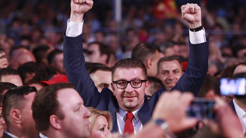 Fotografija:  Na protestih je predsednik stranke Hristijan Mickoski (na fotografiji) tudi pozval k predčasnih volitvam.