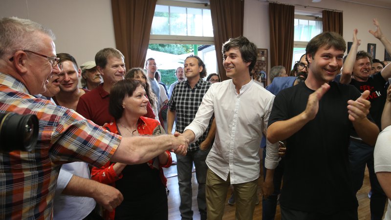 Fotografija: Veselje in čestitke koordinatorju Levice ob rezultatu vzporednih volitev. FOTO: Jože Suhadolnik
