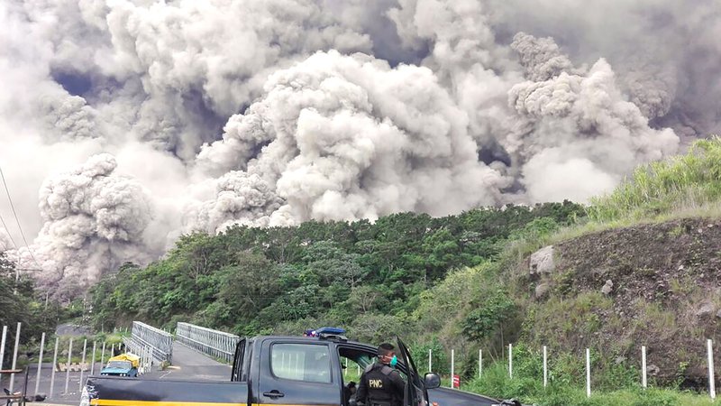 Fotografija: Vulkan, ki leži kakih 40 kilometrov jugozahodno od prestolnice Ciudad de Guatemala, od nedelje visoko v zrak bruha kamenje, črn dim in pepel. FOTO: AFP