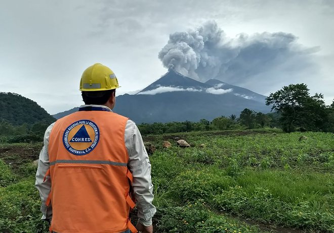 Vulkan, ki leži kakih 40 kilometrov jugozahodno od prestolnice Ciudad de Guatemala, od nedelje visoko v zrak bruha kamenje, črn dim in pepel. FOTO: AFP