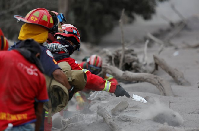 Gasilci iščejo morebitne preživele, a upanja ni veliko. FOTO: REUTERS/Luis Echeverria