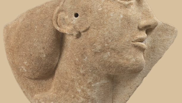 Fotografija: Fragment marmornega reliefa, verjetno upodobitev Afrodite, ok. 460-450 pr. n. št. FOTO: © Nacionalni Arheološki Muzej Atene