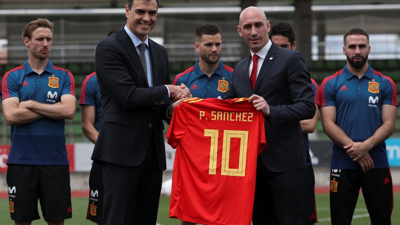 Fotografija: Novi španski premier Pedro Sánchez »ima« svoj nogometni dres. FOTO: Reuters