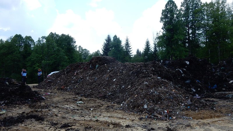 Fotografija: Na zahtevo inšpektorja teh smeti ni več. FOTO: E. N.
