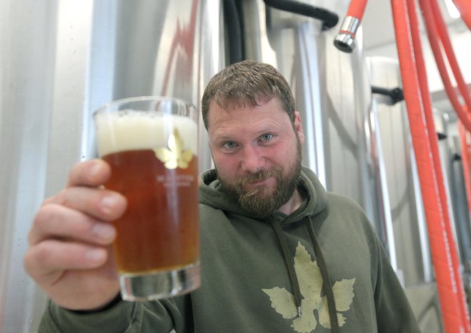 Janez Skok, ustanovitelj pivovarne Maister Brewery, se je hitro naučil osnov pivovarstva in sam zvaril svoje prvo pivo. Že na prvem tekmovanju, ki se ga je udeležil, je dobil nagrado za najboljše pivo tistega večera. FOTO: Mavric Pivk
