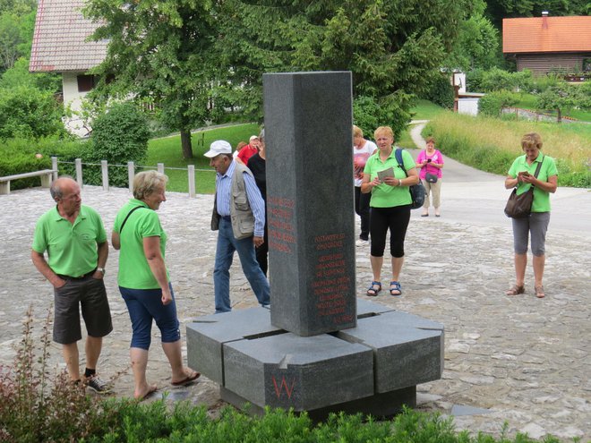 Obiskovalci radi zahajajo k pomniku Geoss. FOTO: Bojan Rajšek/Delo