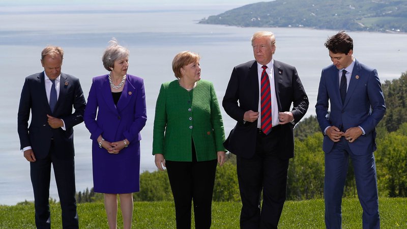 Fotografija: Voditelji med poziranjem za skupinsko fotografijo niso kazali velikih delitev med njimi in predsednikom ZDA. FOTO: Yves Herman/Reuters