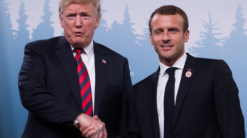 Fotografija: Stiks roke Donalda Trumpa in Emmanuela Macrona. FOTO: Ludovic Marin/AFP