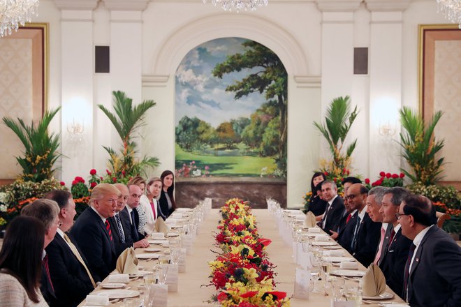 Delegaciji obeh držav na slovesni večerji. FOTO: Reuters