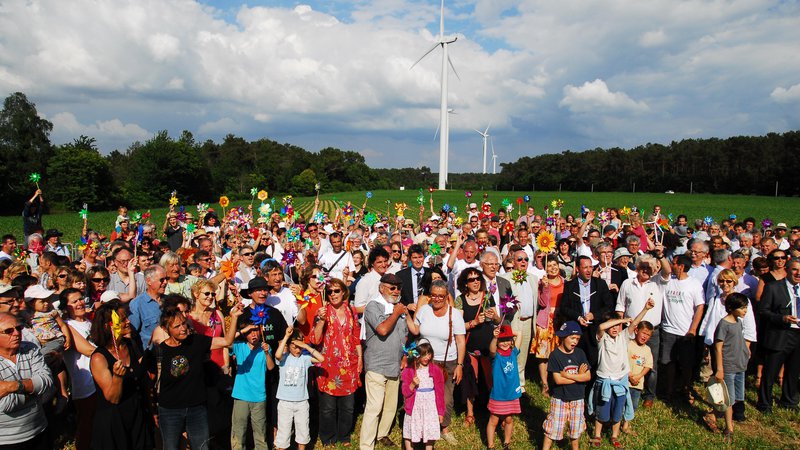 Fotografija: Slavje ob otvoritvi vetrne elektrarne Bégawatts. FOTO: Énergies in Pays de Vilaine
 
