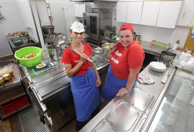 »Kuhamo s srcem,« pravijo kuharice v zdravilišču.<br />
Foto Mavric Pivk