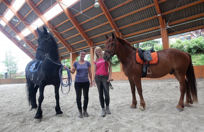 Konji začutijo, kako se počuti otrok, pravita terapevtki Irena (levo) in Petra. Foto Mavric Pivk