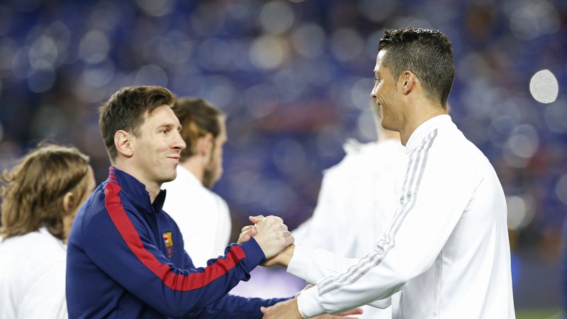Fotografija: Lionel Messi in Cristiano Ronaldo sta velika rivala tudi v klubih. Eden igra za Barcelono, drugi za Real Madrid. FOTO: Reuters