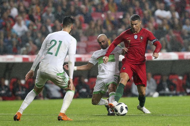 Portugalski zvezdnik Cristiano Ronaldo ima za seboj uspešno klubsko sezono. FOTO: AP