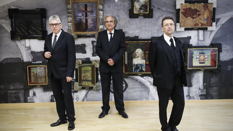 Fotografija: Miran Mohar, Dušan Mandič in Roman Uranjek, pred otvoritvijo razstave Irwinov v galeriji AS. Foto: Uroš Hočevar